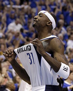 Jason Terry z Dallasu Mavericks si tah� tri�ko.