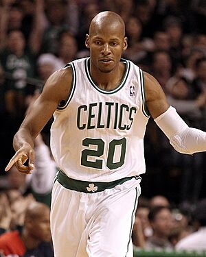 Ray Allen z Bostonu slav� trojku, vpravo zklaman� Nick Young z Washingtonu.