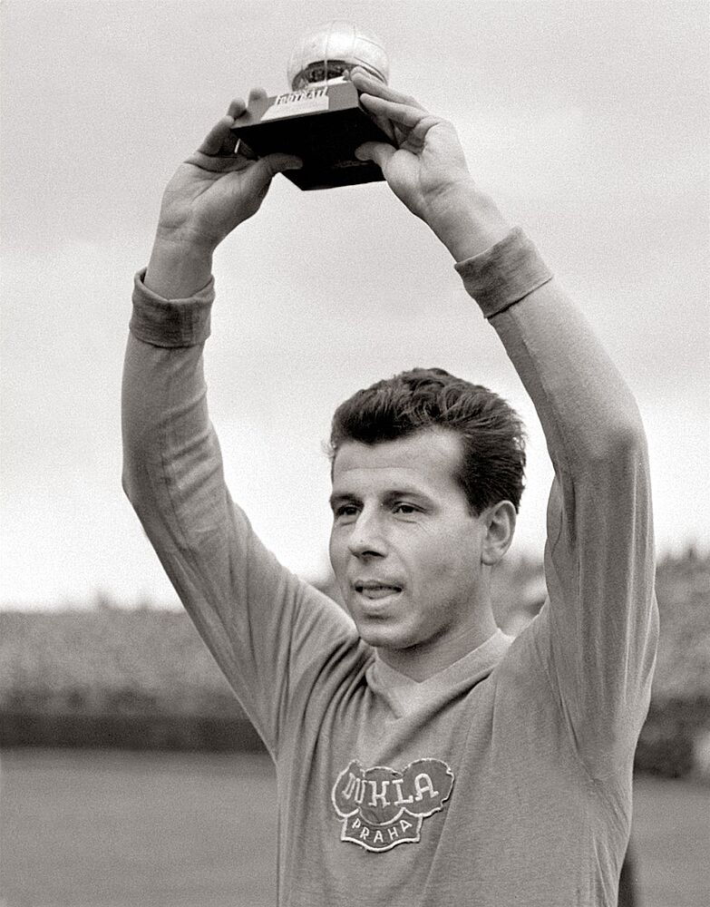 Josef Masopust s cenou Zlat m za rok 1962 udlovanou asopisem France...
