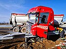 Kamion prorazil svodidla a z�stal vzp���en� mezi j�zdn�mi pruhy. Zran�n�ho...