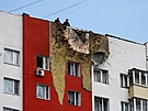 Policisté stojí na st�e�e vícepodla�ního obytného domu po�kozeného p�i útoku...