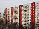 Pohled na n�kolikapatrovou obytnou budovu po�kozenou p�i útoku ukrajinského...
