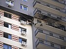 Pohled na n�kolikapatrovou obytnou budovu po�kozenou p�i útoku ukrajinského...