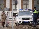 Policista hovo�í s dvojicí p�i hlídkování v blízkosti obytného domu, kam spadl...