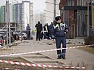 Policista hlídkuje v ruské vesnici Sapronovo u Moskvy v blízkosti obytného...