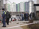 Policista hlídkuje v ruské vesnici Sapronovo u Moskvy v blízkosti obytného...