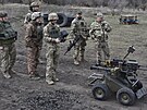 Ukrajintí vojáci zkoumají dron na vojenském cviiti v Záporoské oblasti....