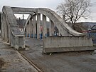 Znm obloukov most v Novch Heminovech je od loskch povodn neprjezdn...