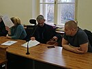 Mu se svou kamardkou v jednac sni Okresnho soudu v Opav, kde se zpovdaj...