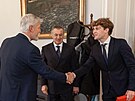 Roman Stank si podává ruku s prezidentem Petrem Pavlem. V pozadí je bývalý...