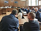K novmu soudu se na zatku tdne dostavili pouze ti z obalovanch a patnct...