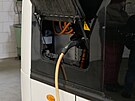 Elektroautobusy plnuje firma ZDAR nabjet pes noc v gari podniku.