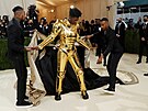 Americký raper Lil Nas X na Met Gala v kostýmu zna�ky Versace (13. zá�í 2021)