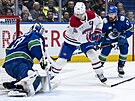 Kevin Lankinen (32) v brán� Vancouver Canucks�elí pokusu Nicka Suzukiho z...