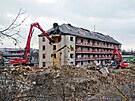 Postup demolice b�val�ho ghetta v Jate�n� ulici v Plzni. Po rohov�m dom� a...