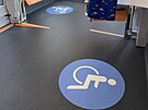 Krom mst pro korky a klasick invalidn vozky jsou v tramvaji vyhraen...
