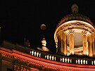 Úplné zatmní Msíce vyfotografované za stechou jednoho z hotel v americkém...