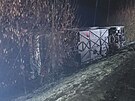 Autobus po nehod skonil na boku v pkopu. Zranilo se devt lid vetn dt....