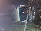 Autobus po nehod skonil na boku v pkopu. Zranilo se devt lid vetn dt....
