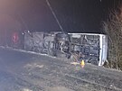 Autobus po nehod skonil na boku v pkopu. Zranilo se devt lid vetn dt....