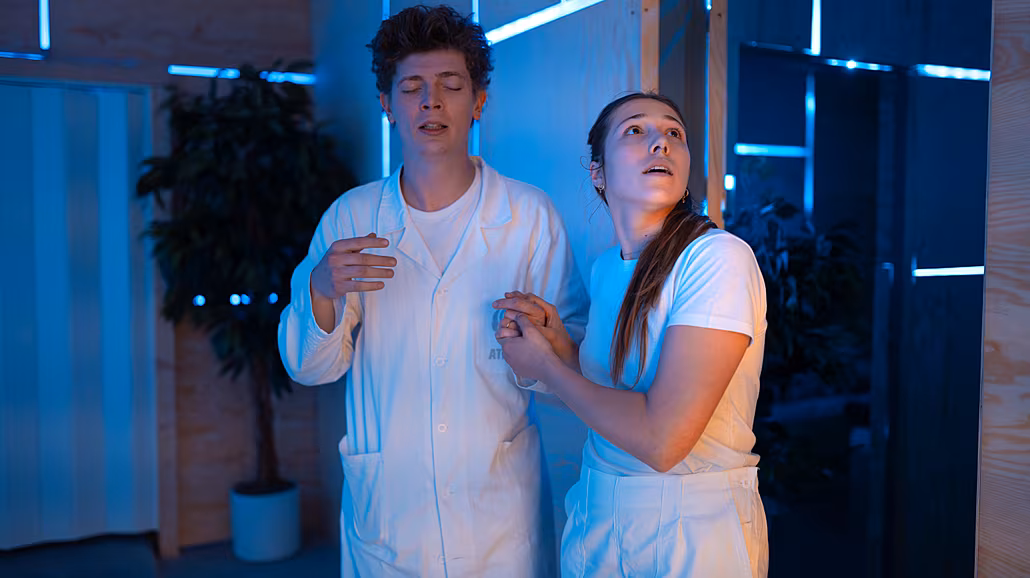 Petr Uhlík a Marie Machová v imerzivní inscenaci Krásný nový den