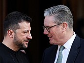 Britský premiér Keir Starmer a ukrajinský prezident Volodymyr Zelenskyj. (2....