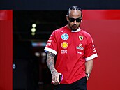 Lewis Hamilton v areálu na okruhu v australském Albert Parku.