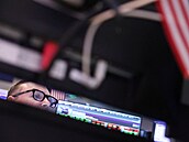 Obchodník pracuje na newyorské burze cenných papír v New Yorku (6. listopadu...