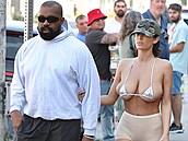 Zatímco Kanye West na ve�e�i vyrazil v mikin� a kra�asech, jeho �ena Bianca...