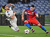 Taty Castellanos (vlevo) z Lazia padá po souboji s plze�ským Svetozarem...