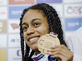 Lurdes Gloria Manuel s bronzovou medailí po návratu z halového ME v Apeldoornu.