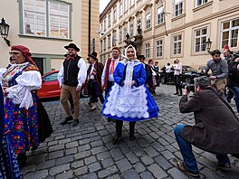 �éfka poslanc� ANO Alena Schillerová v tradi�ním kroji na slavnostním zahájení...