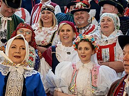 Poslanci v tradi�ním kroji na slavnostním zahájení Dne lidových kroj� a kraj�....