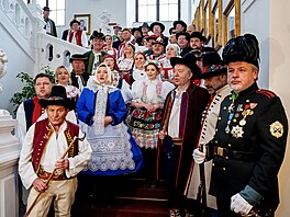 Poslanci v tradi�ním kroji na slavnostním zahájení Dne lidových kroj� a kraj�....