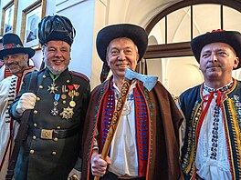 V tradi�ních krojích m�li poslanci p�ed sch�zí Sn�movny velmi dobrou náladu....