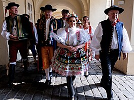 Poslanci na slavnostním zahájení Dne lidových kroj� a kraj�  vyrazili z...