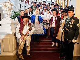Poslanci, kte�í dorazili v oble�eni v tradi�ních krojích, zapózovali i pro...