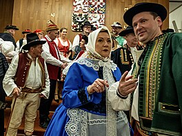 �éfka poslanc� ANO Alena Schillerová, vedle ní její kolega Radek Vondrá�ek a...
