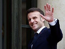Emmanuel Macron ped Elysejským palácem (12. bezna 2025)