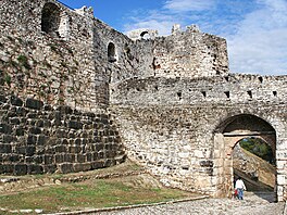 Berat (Albánie) Kavárenská písni�ka ze Severní Makedonie zpívá o dívce Biljan�,...