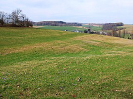 Od parkovi�t� scházíme po silnici k obci. Brzy na p�ilehlých loukách vystoupily...
