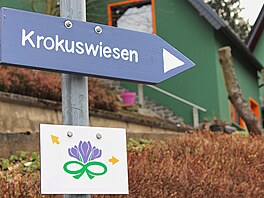 V obci se napojujeme na zna�enou trasu, která nám p�edstaví ta nejatraktivn�j�í...