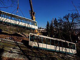 Odvoz sou�asných voz� lanové dráhy na Pet�ín. Demontováním dvou voz� z lanové...