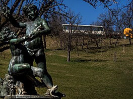 Odvoz sou�asných voz� lanové dráhy na Pet�ín. Demontováním dvou voz� z lanové...