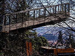 Odvoz sou�asných voz� lanové dráhy na Pet�ín. Demontováním dvou voz� z lanové...