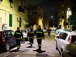 Stovky obyvatel Neapole strávily noc na �tvrtek v ulicích a ve svých autech...