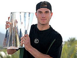 Britský tenista Jack Draper pózuje s trofejí pro �ampiona turnaje v Indian...
