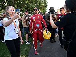 Lewis Hamilton v oble�ení fanou�k� a fotograf�