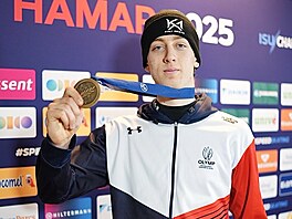 Metod�j Jílek s bronzovou medailí ze závodu na 10 000 metr� na mistrovství...