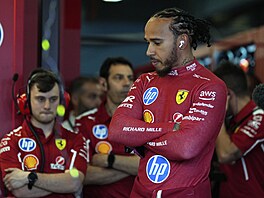 Zamy�lený Lewis Hamilton v trénincích na Velkou cenu Austrálie.